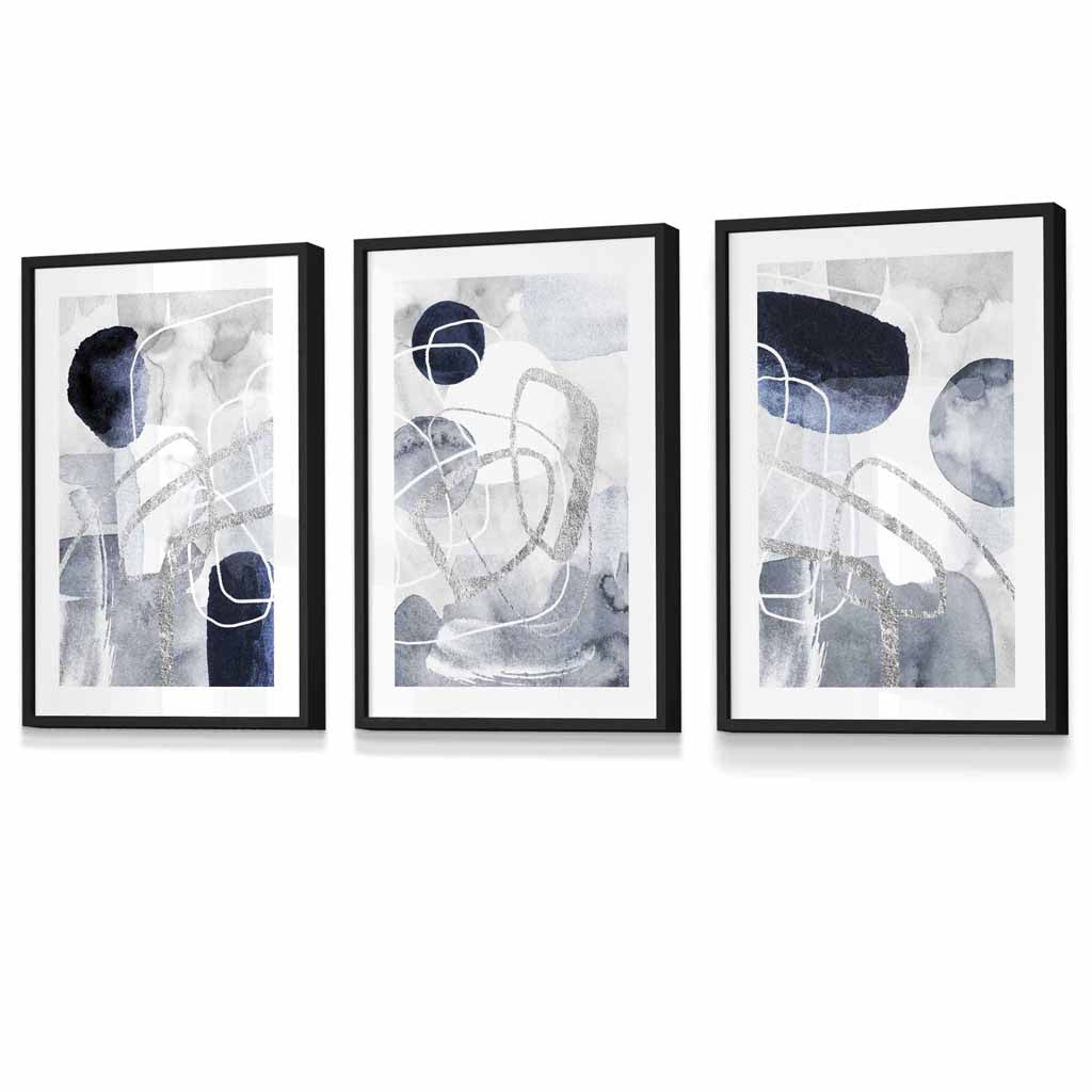 Abstrakte blaue und silberne Formen, Set aus 3 gerahmten Kunstdrucken
