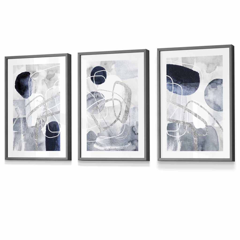 Abstrakte blaue und silberne Formen, Set aus 3 gerahmten Kunstdrucken