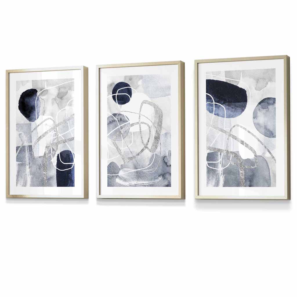 Abstrakte blaue und silberne Formen, Set aus 3 gerahmten Kunstdrucken