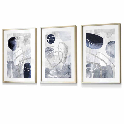 Abstrakte blaue und silberne Formen, Set aus 3 gerahmten Kunstdrucken