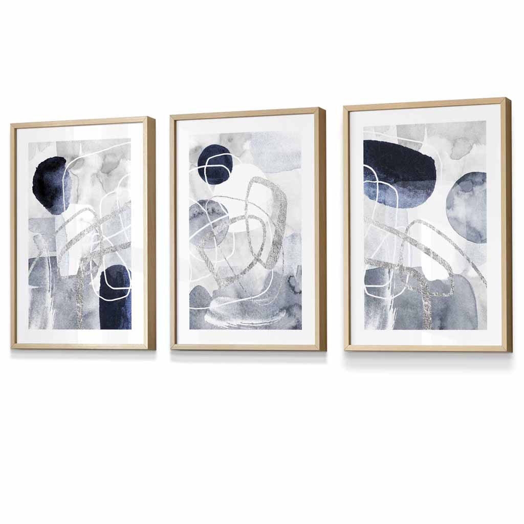 Abstrakte blaue und silberne Formen, Set aus 3 gerahmten Kunstdrucken