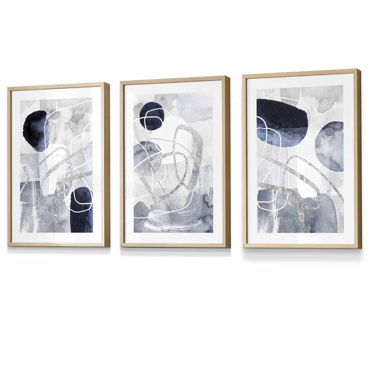 Abstrakte blaue und silberne Formen, Set aus 3 gerahmten Kunstdrucken