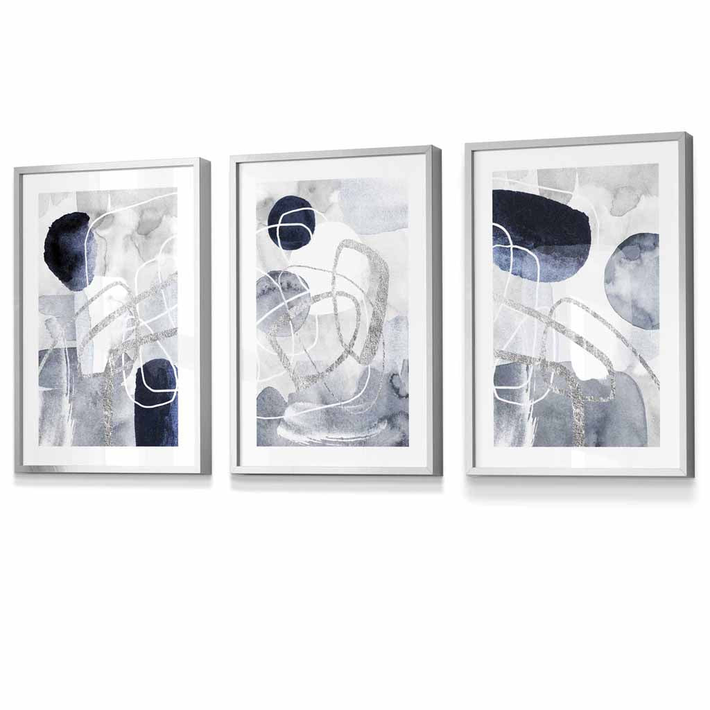 Abstrakte blaue und silberne Formen, Set aus 3 gerahmten Kunstdrucken