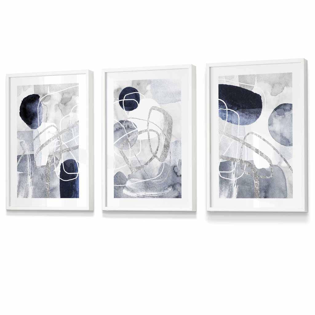Abstrakte blaue und silberne Formen, Set aus 3 gerahmten Kunstdrucken