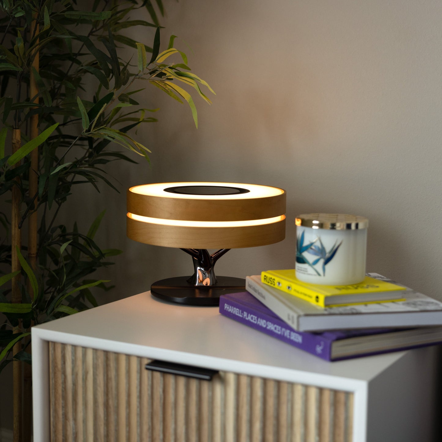 LumeCharge - Minimalistische LED Tischlampe mit kabelloser Ladung | Karnz