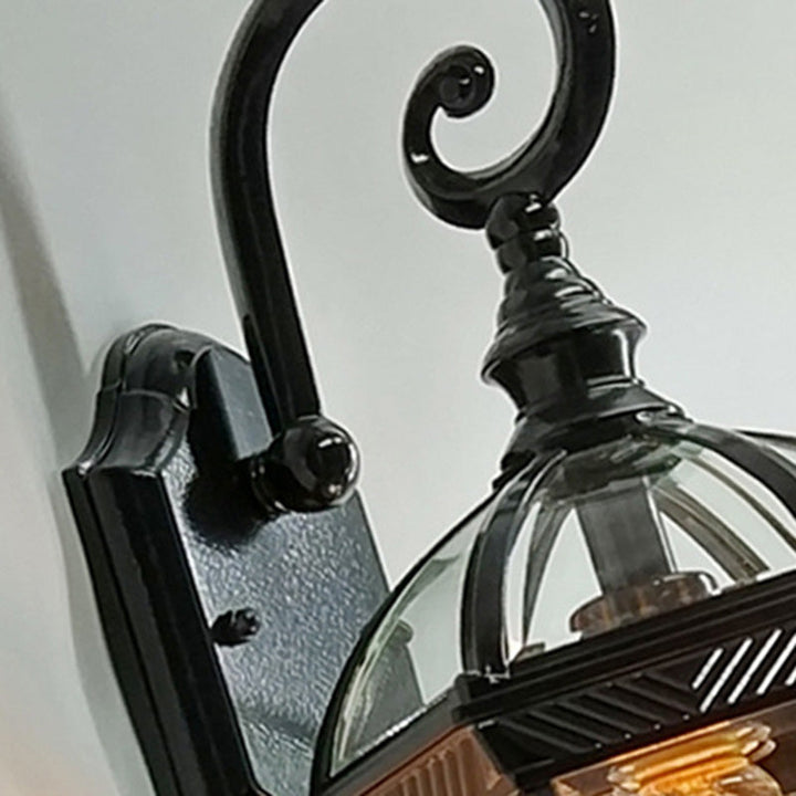 Traditionelle europäische wasserdichte Aluminium-Glas-hexagonale Prism 1-Licht-Wandlampe für den Garten | Karnz