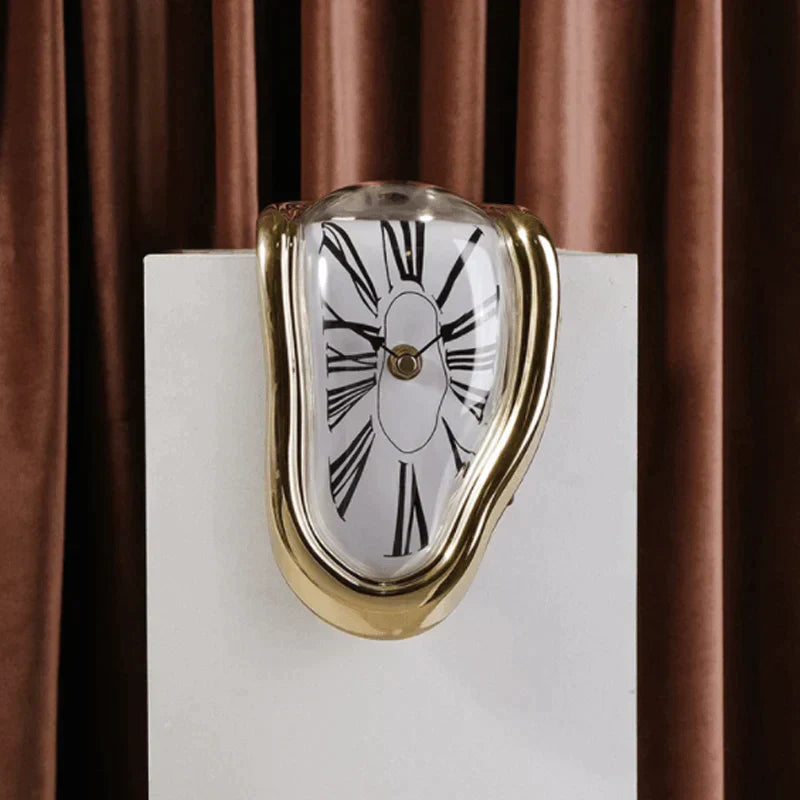 Sandsberg | Schmelzende Wanduhr | Surreales Verzerrtes Design