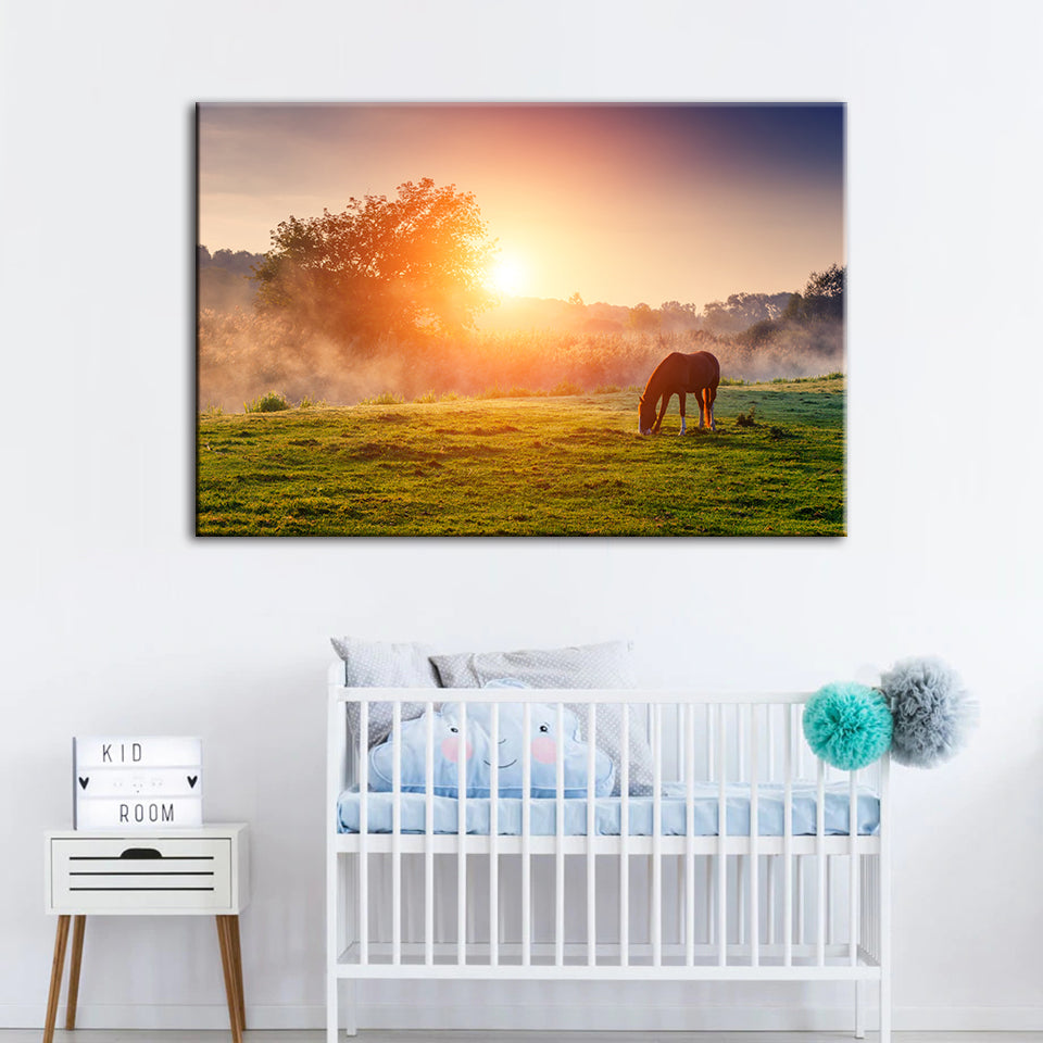 Grasendes Pferd im Sonnenaufgang - Leinwandbild
