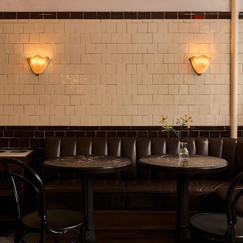 Karnz | Retro Wandleuchte aus farbigem Glas im rockförmigen Schalenmuster