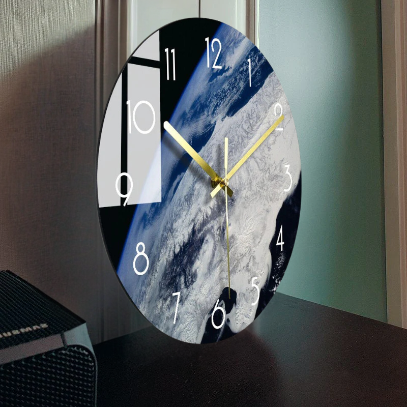 Künstlerische Glas-Wanduhr für stilvolle Innenräume