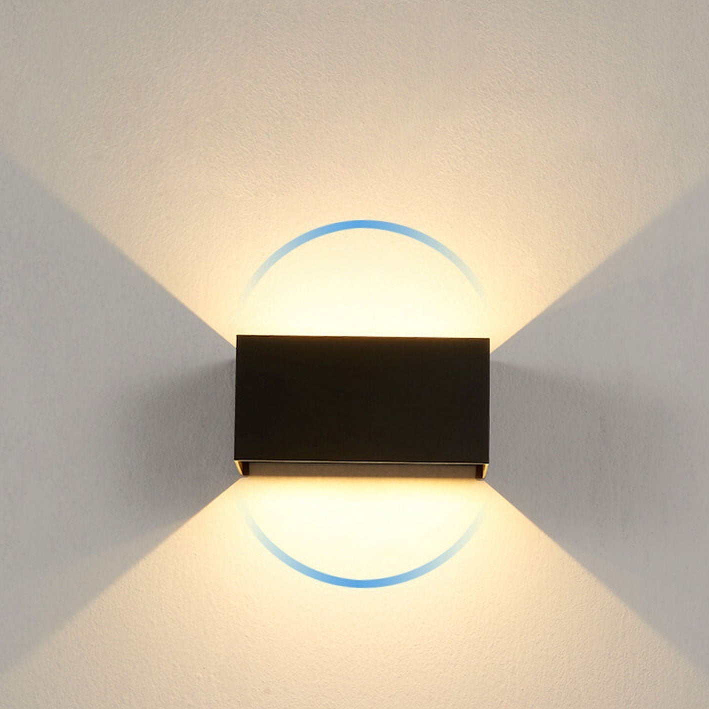Moderne, wasserdichte, rechteckige LED-Wandleuchte für den Außenbereich mit nach oben und unten gerichteter Beleuchtung.