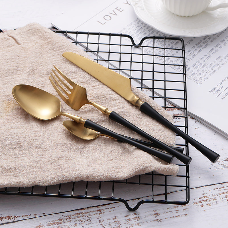Klassisches Edelstahl-Set mit eleganten Griffen