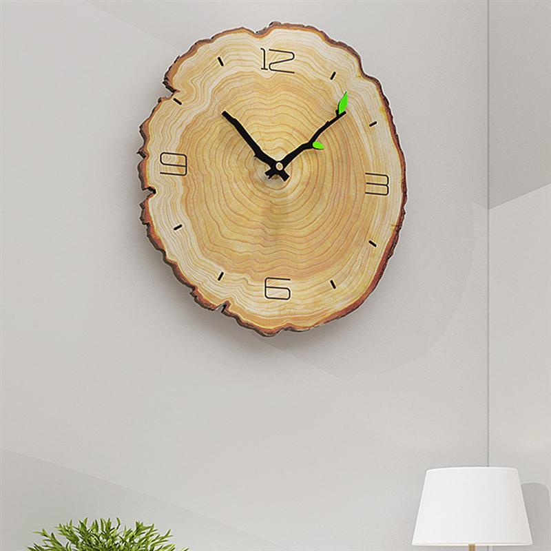 Wanduhr mit Jahresringen aus Holz