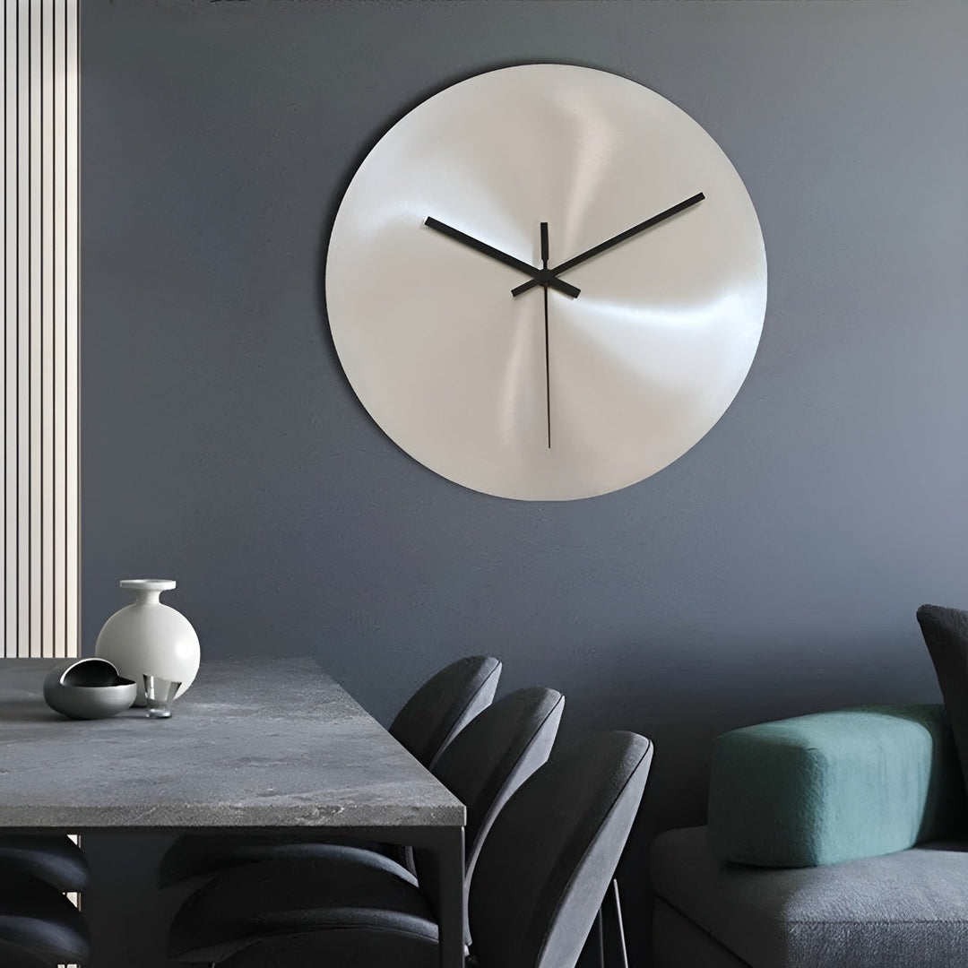 Wanduhr im skandinavischen Industriedesign – Silberne runde Uhr | Modernes Wohnaccessoire für das Wohnzimmer | Karnz