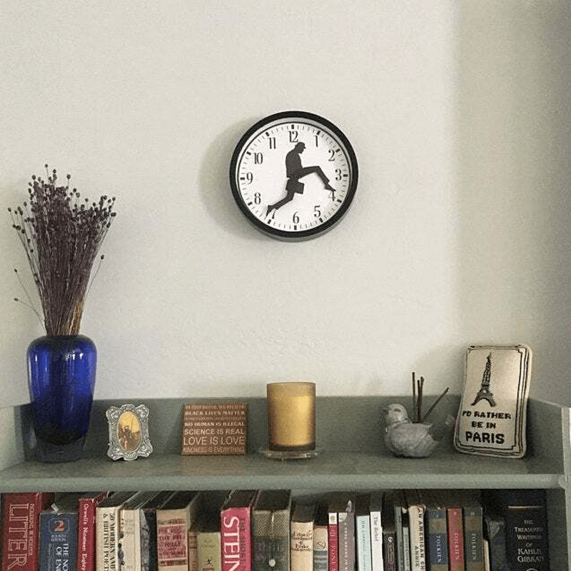 Ministerium der Albernen Spaziergänge Uhr | Karnz