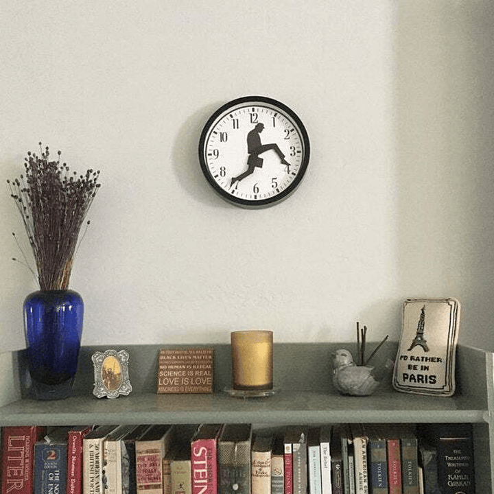 Ministerium der Albernen Spaziergänge Uhr | Karnz