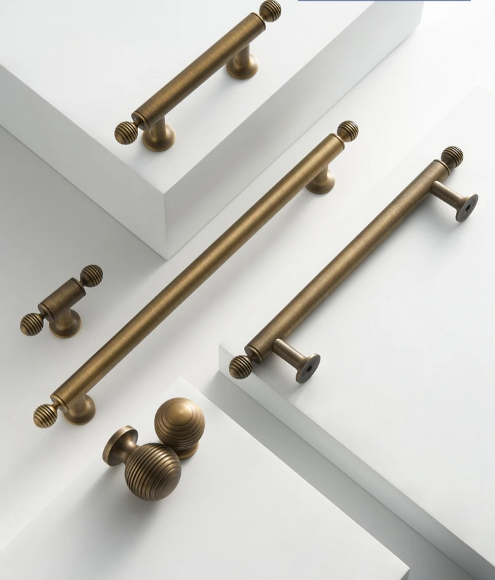 BrassElegance Massivmessing Antik T-Griff Karnz