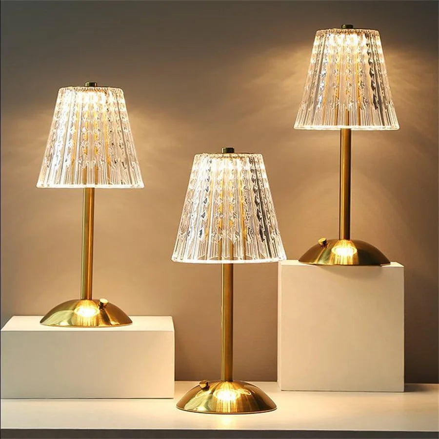 AuraLux - Luxuriöse goldene Kristall-Tischlampe mit Touch-Steuerung und dimmbarer LED-Beleuchtung | Karnz