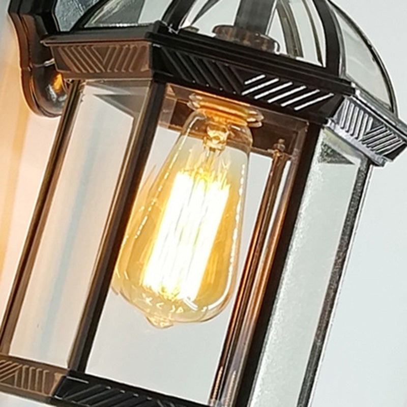 Traditionelle europäische wasserdichte Aluminium-Glas-hexagonale Prism 1-Licht-Wandlampe für den Garten | Karnz