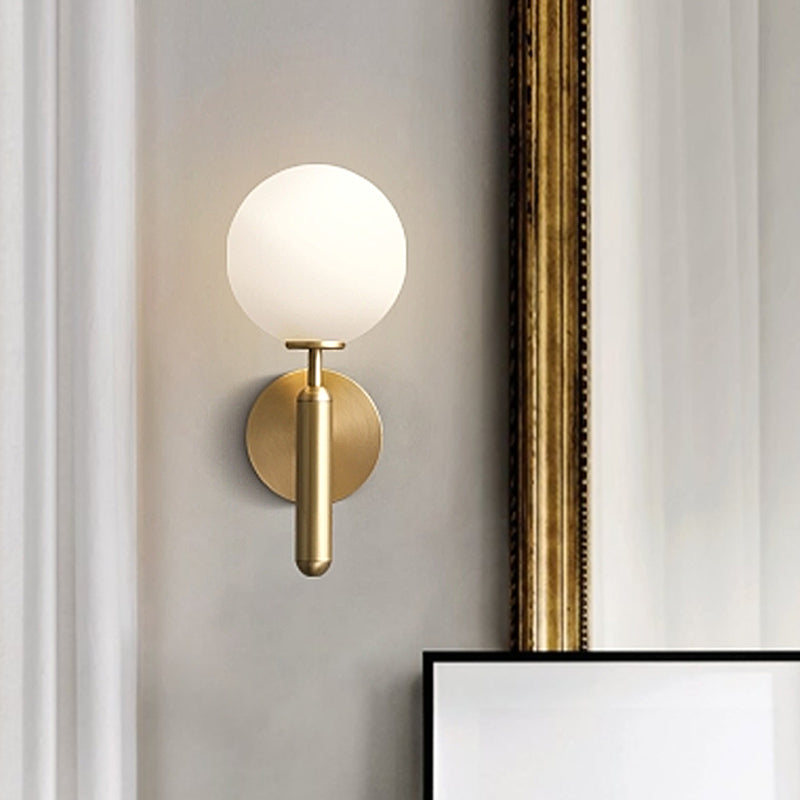 Milchglasball-Wandleuchte Zeitgenössisch 1 Kopf Messing Wandmontage Lichtarmatur mit Metalldesignarm | Karnz