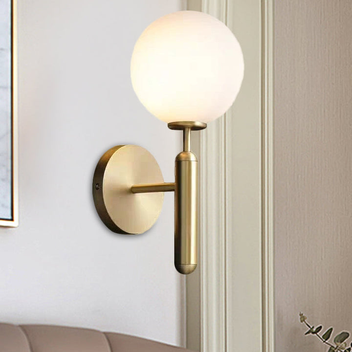 Milchglasball-Wandleuchte Zeitgenössisch 1 Kopf Messing Wandmontage Lichtarmatur mit Metalldesignarm | Karnz