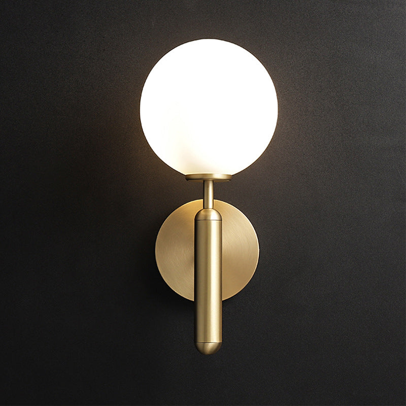 Milchglasball-Wandleuchte Zeitgenössisch 1 Kopf Messing Wandmontage Lichtarmatur mit Metalldesignarm | Karnz
