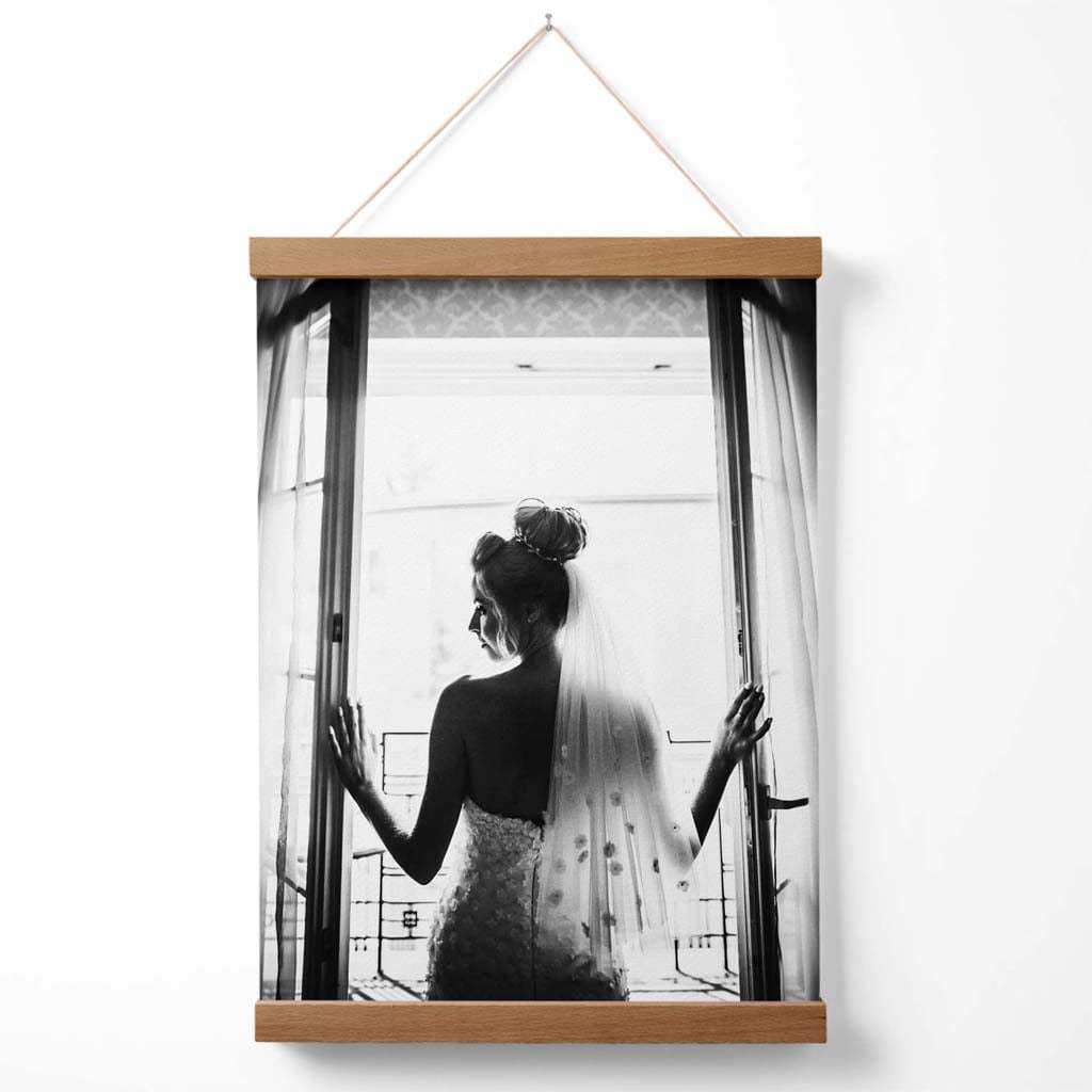 Braut im Schaufenster: Schwarz-Weiß-Fotoposter mit Aufhänger