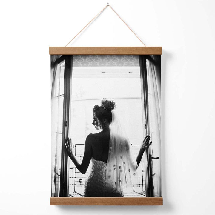 Braut im Schaufenster: Schwarz-Weiß-Fotoposter mit Aufhänger