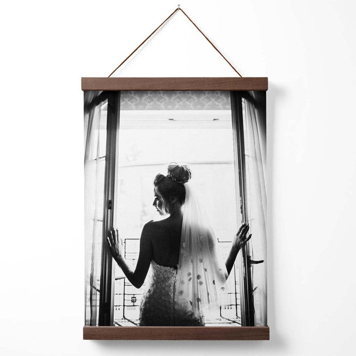 Braut im Schaufenster: Schwarz-Weiß-Fotoposter mit Aufhänger