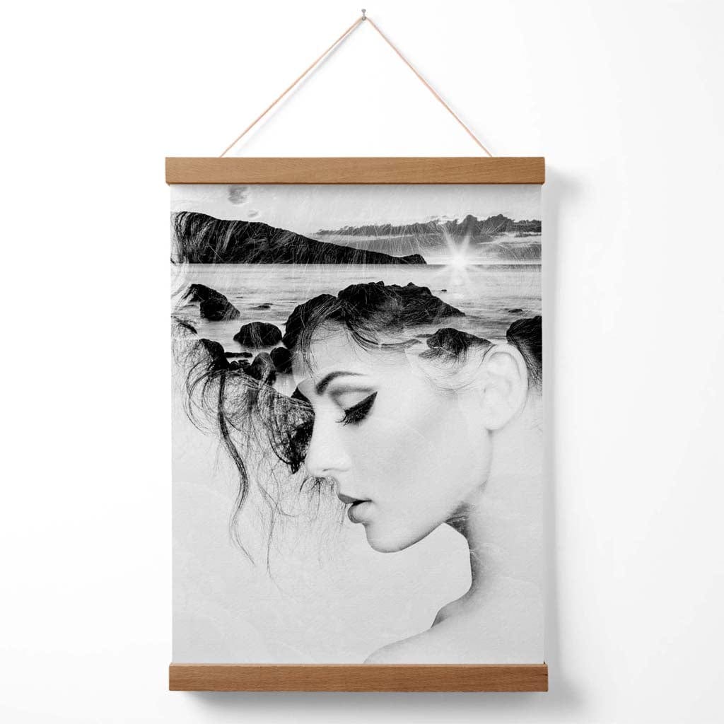 Abstraktes Schwarz-Weiß-Fotoposter mit Mädchen- und Strandmode und Aufhänger