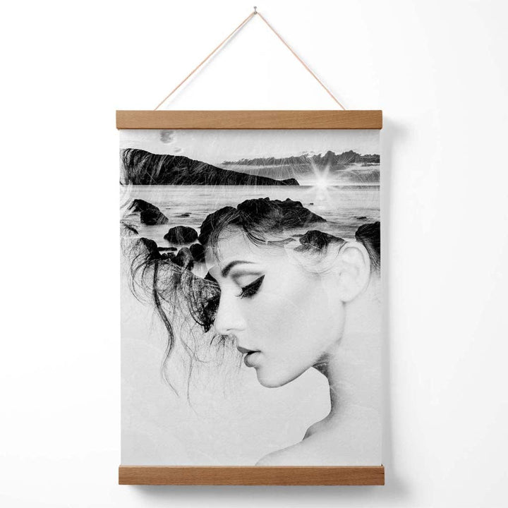 Abstraktes Schwarz-Weiß-Fotoposter mit Mädchen- und Strandmode und Aufhänger
