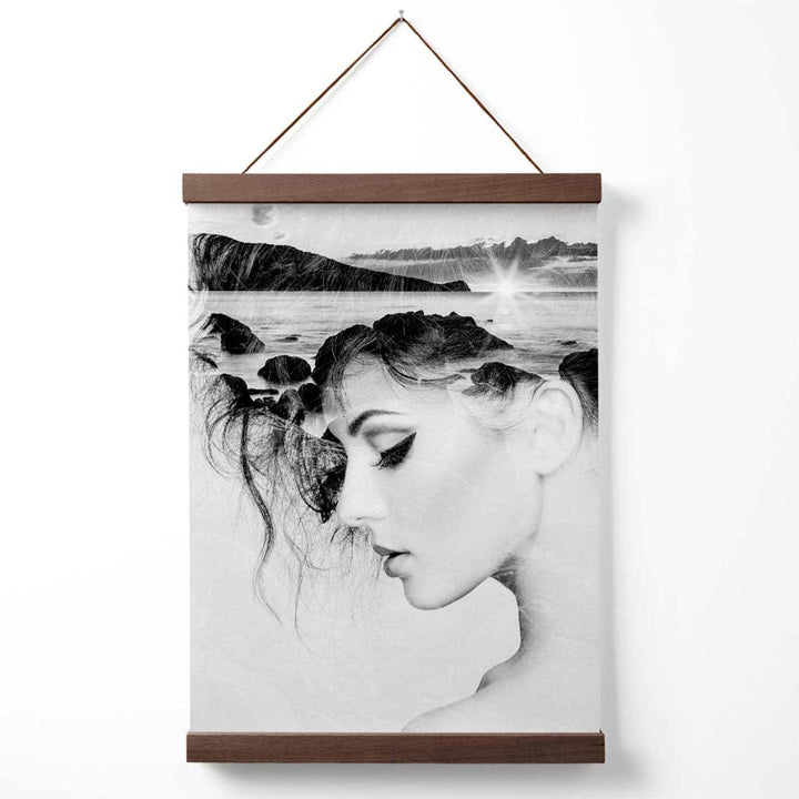 Abstraktes Schwarz-Weiß-Fotoposter mit Mädchen- und Strandmode und Aufhänger