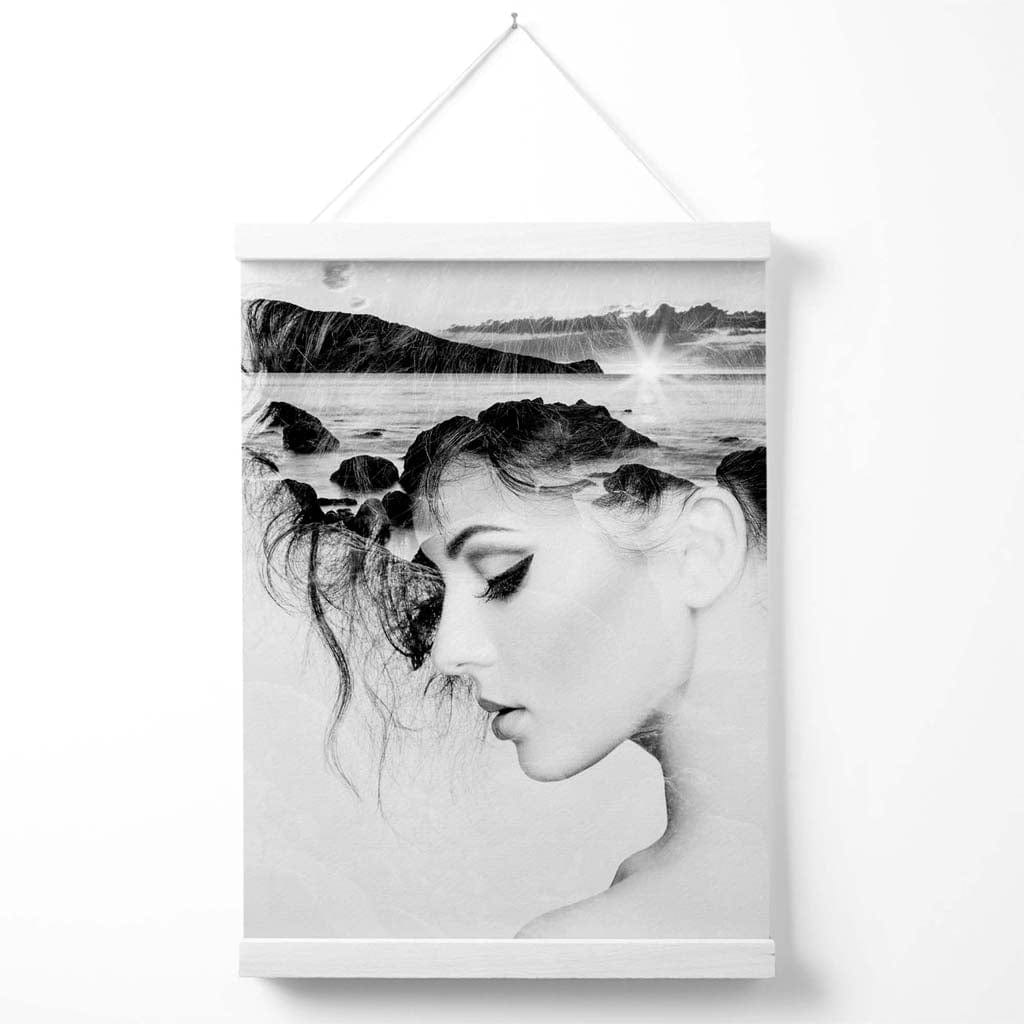 Abstraktes Schwarz-Weiß-Fotoposter mit Mädchen- und Strandmode und Aufhänger