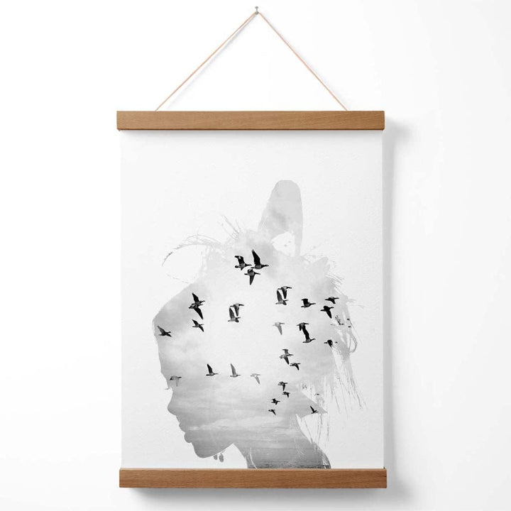 Abstraktes Modeposter mit Mädchen und Möwen (Schwarz-Weiß-Foto) inklusive Aufhänger