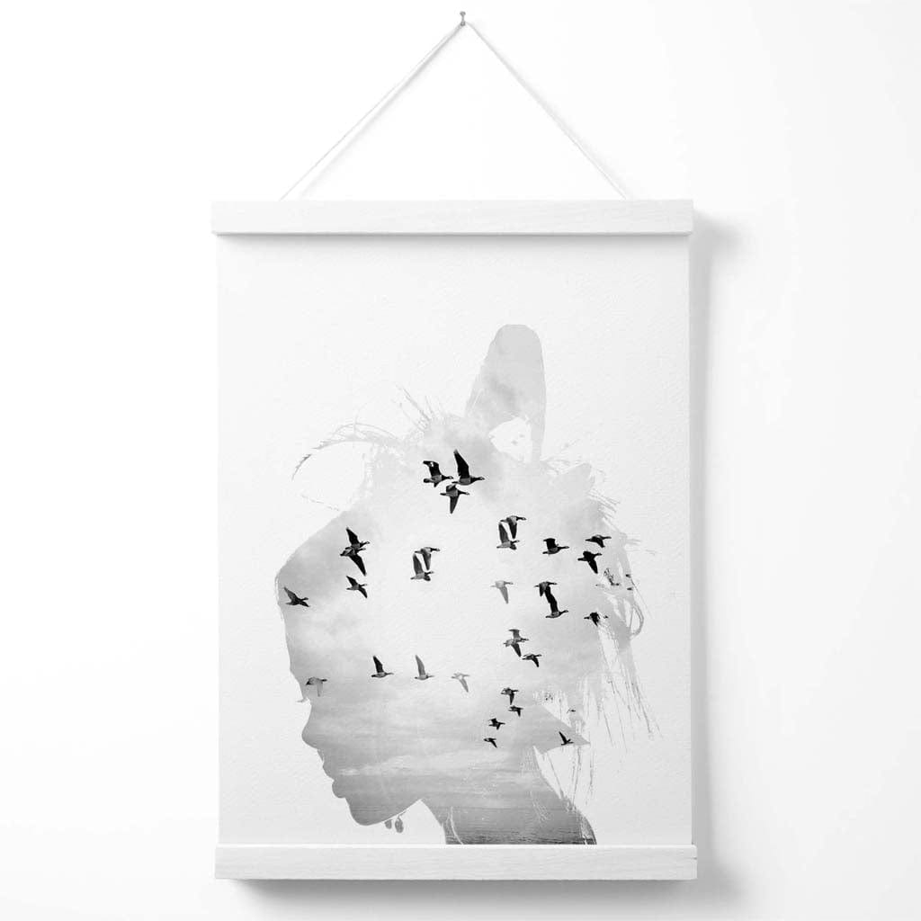 Abstraktes Modeposter mit Mädchen und Möwen (Schwarz-Weiß-Foto) inklusive Aufhänger