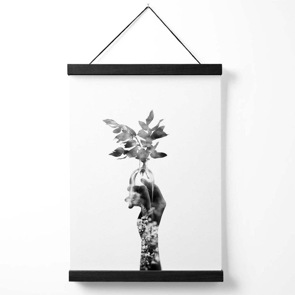 Abstraktes Mode-Poster mit Hand- und Waldmotiv in Schwarz-Weiß, inklusive Aufhänger