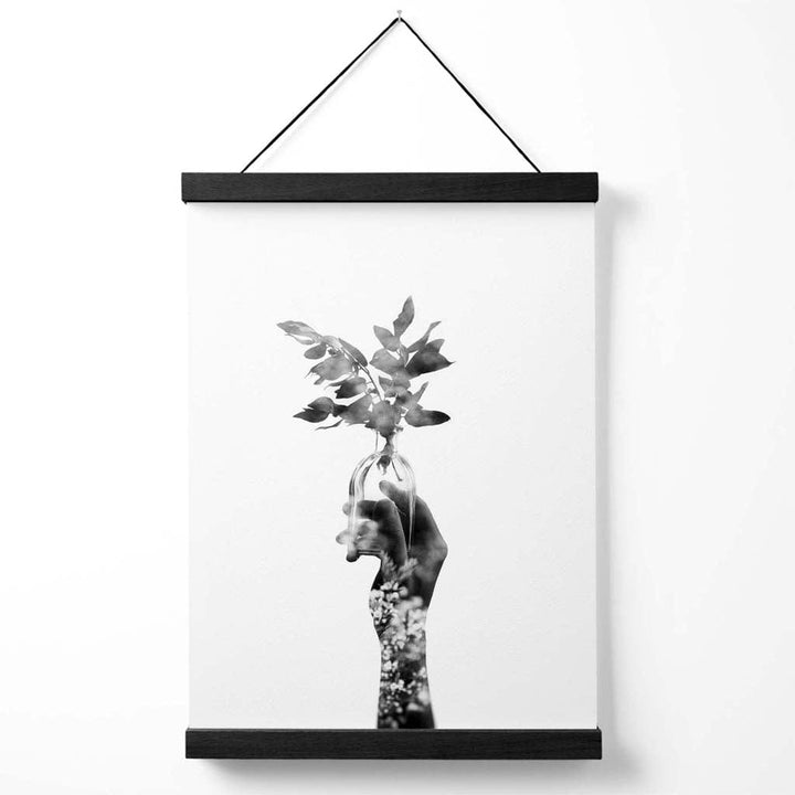 Abstraktes Mode-Poster mit Hand- und Waldmotiv in Schwarz-Weiß, inklusive Aufhänger