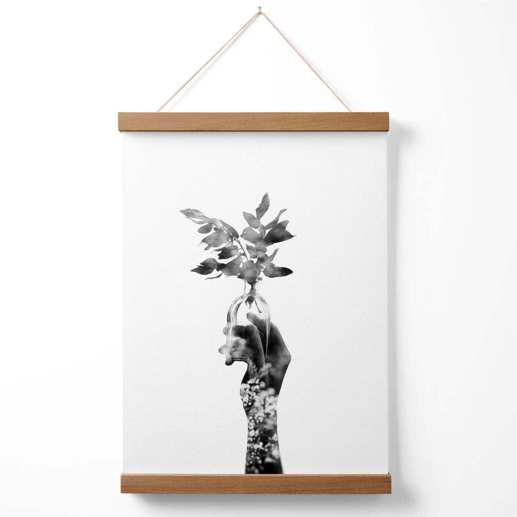 Abstraktes Mode-Poster mit Hand- und Waldmotiv in Schwarz-Weiß, inklusive Aufhänger