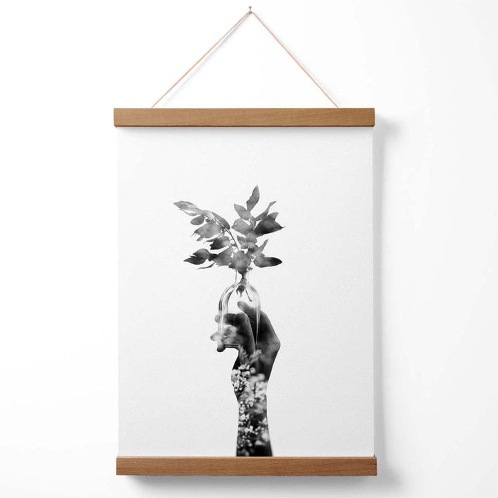 Abstraktes Mode-Poster mit Hand- und Waldmotiv in Schwarz-Weiß, inklusive Aufhänger