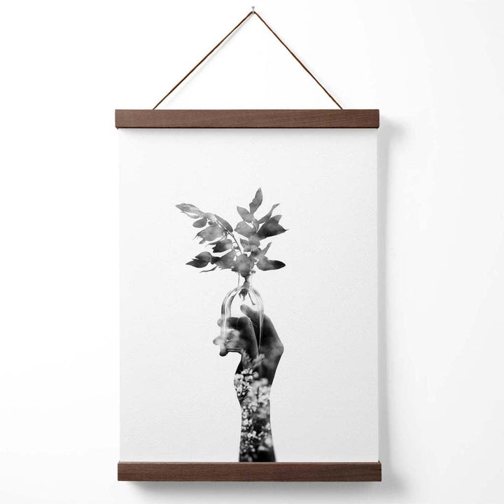 Abstraktes Mode-Poster mit Hand- und Waldmotiv in Schwarz-Weiß, inklusive Aufhänger
