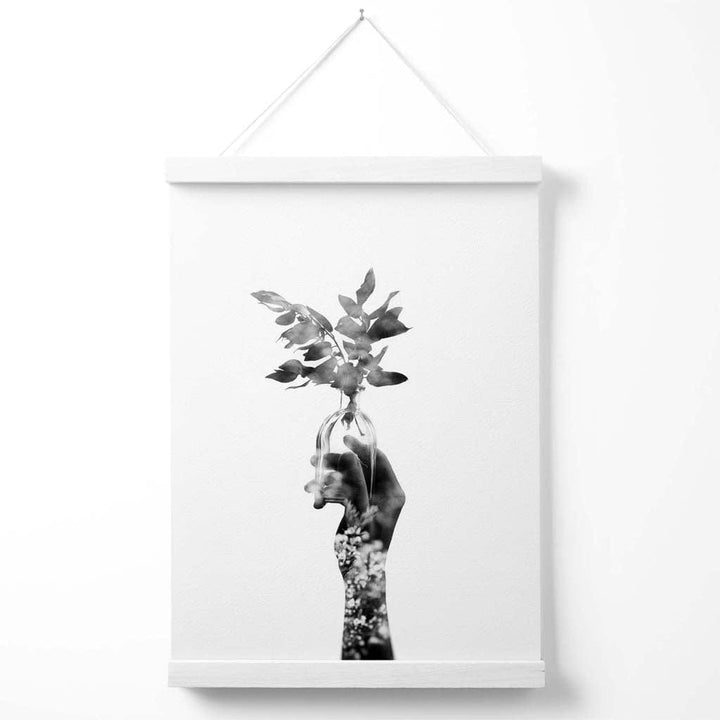 Abstraktes Mode-Poster mit Hand- und Waldmotiv in Schwarz-Weiß, inklusive Aufhänger