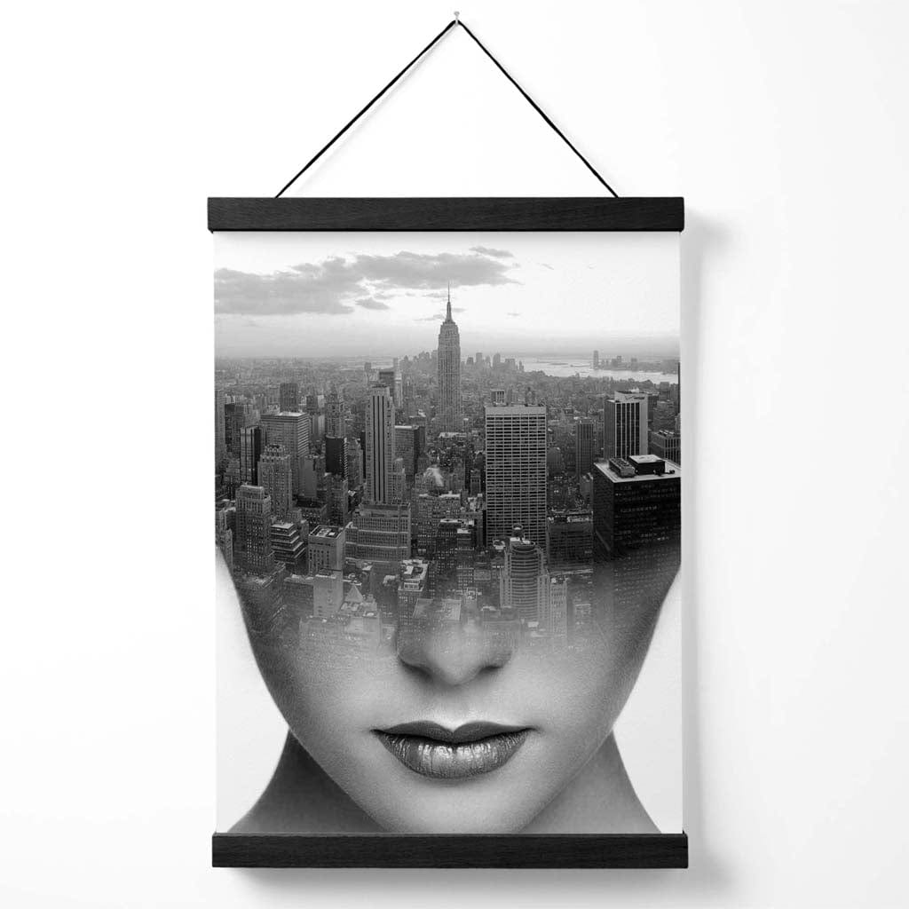 Abstraktes Mädchen und Stadtbild – Mode-Schwarzweiß-Fotoposter mit Aufhänger