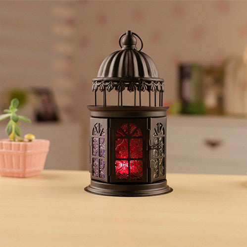Ornamentale gotische Kuppellaterne mit bunten Glasfenstern und Teelichthalter Karnz