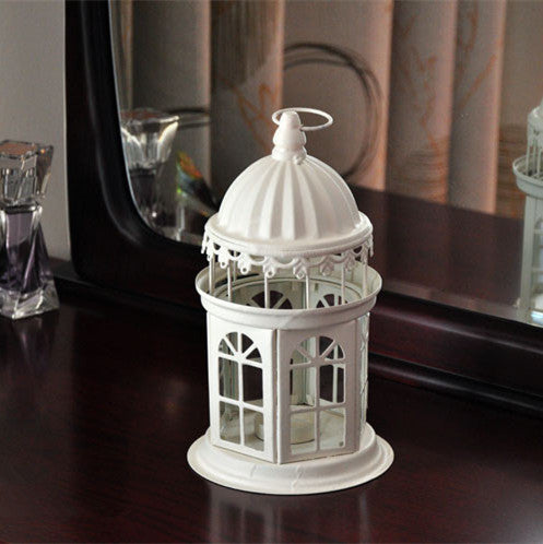 Ornamentale gotische Kuppellaterne mit bunten Glasfenstern und Teelichthalter Karnz