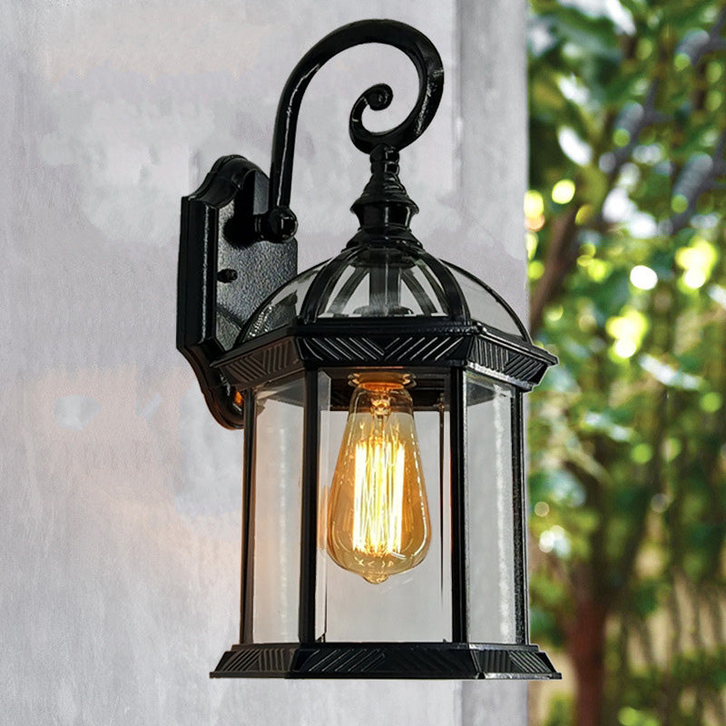 Traditionelle europäische wasserdichte Aluminium-Glas-hexagonale Prism 1-Licht-Wandlampe für den Garten | Karnz
