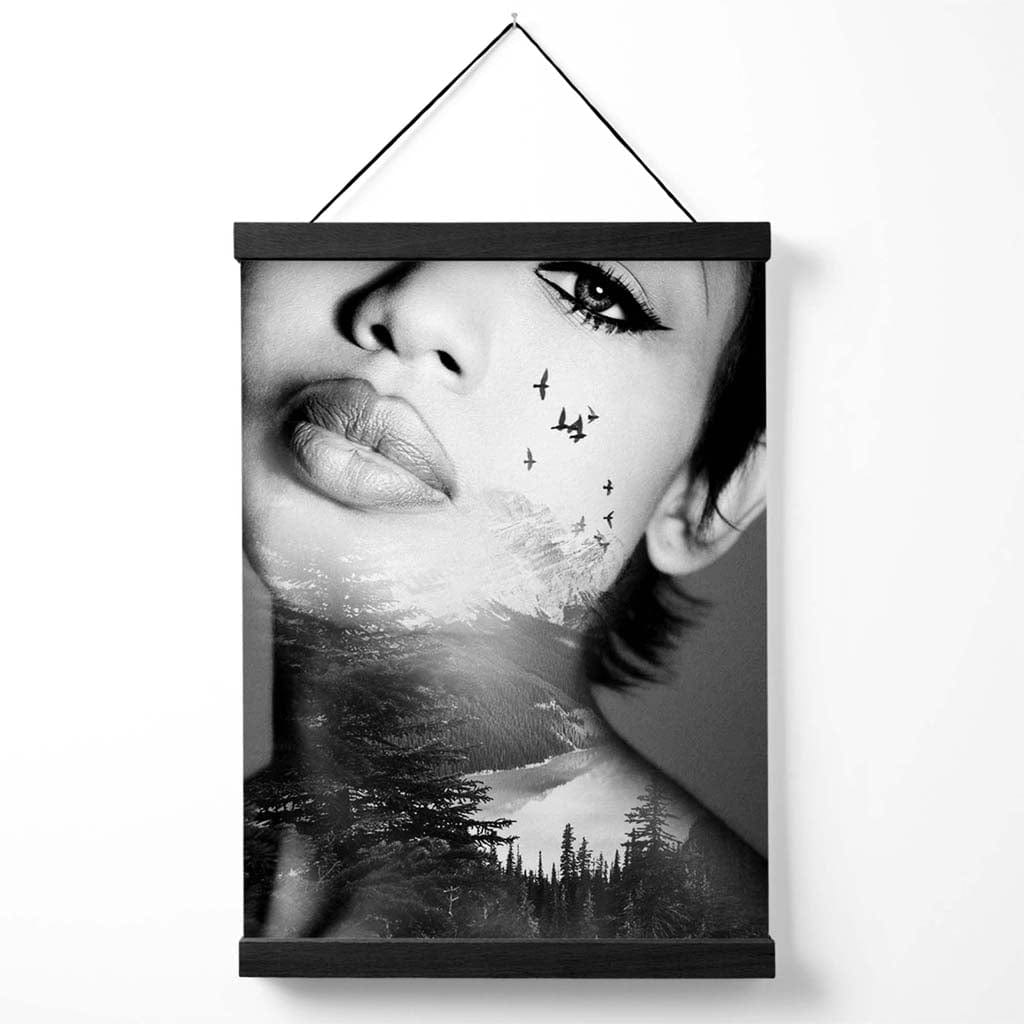 Abstraktes Mädchen- und Waldmode-Schwarzweiß-Fotoposter mit Aufhänger