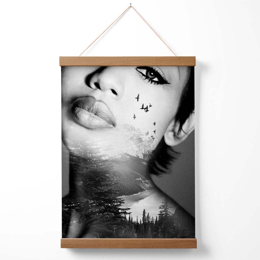 Abstraktes Mädchen- und Waldmode-Schwarzweiß-Fotoposter mit Aufhänger