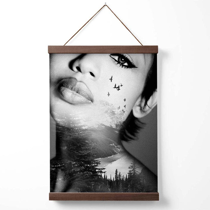 Abstraktes Mädchen- und Waldmode-Schwarzweiß-Fotoposter mit Aufhänger