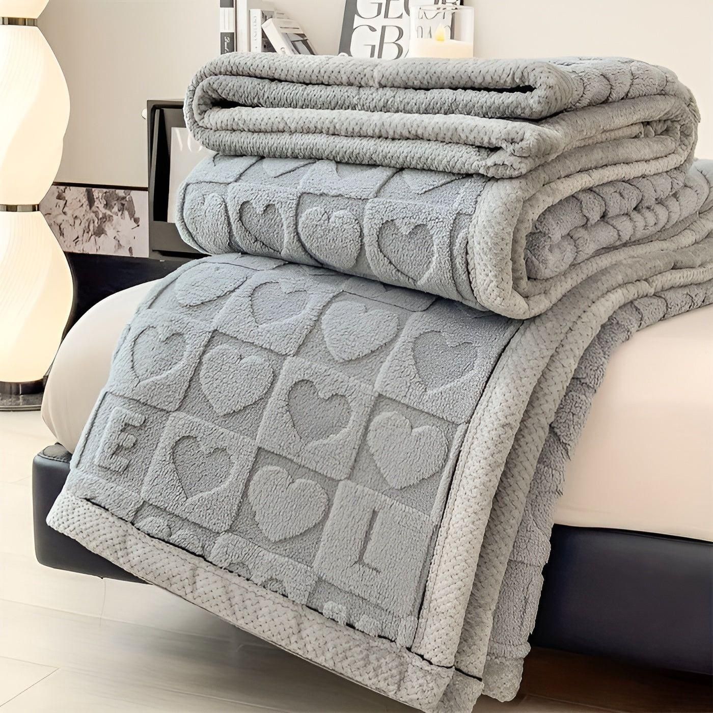 CoralDream Karnzanket – Warme Fleece-Winter-Karnzanket mit doppelseitigem Herz- und Buchstabenmotiv