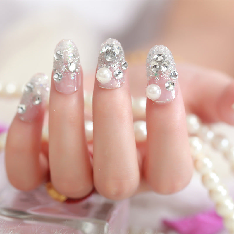 Dekorative mit Strass verzierte Press-On Nagelkunst